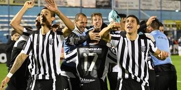 Gimnasia de Mendoza ganó un partido clave ante Defensores de Belgrano (VR), pero deberá esperar para poder festejar el ascenso\u002E
