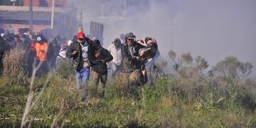 Balas de goma, corridas y detenidos durante el tenso desalojo de las tierras tomadas en la localidad bonaerense de Guernica\u002E (Clarín)