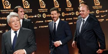 GRA443 VALENCIA 24/10/2016.- El entrenador del Atlu00e9tico de Madrid, Diego Pablo Simeone (C), el presidente Enrique Cerezo (i) y el defensa uruguayo del equipo Diego Godu00edn (2I) a su llegada a la Gala anual del fu00fatbol profesional y la entrega de los Premios LaLiga a los mejores jugadores de la temporada 2015/2016, organizada por la Liga de Fu00fatbol Profesional celebrada en Valencia. EFE/Kai Fu00f6rsterling