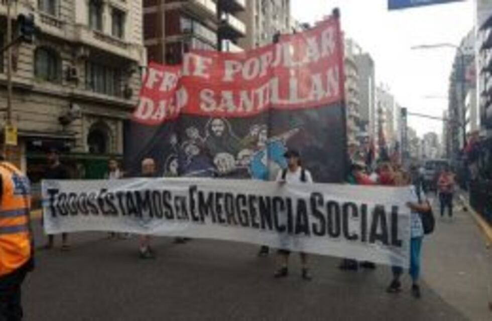 Manifestantes cortan avenida Corrientes a la altura de Callao en reclamo de la ley de emergencia social