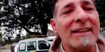 Inspector municipal estacionó sobre la senda peatonal\u002E