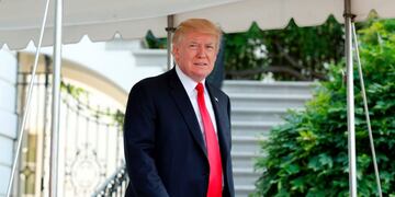 US President Donald Trump walks out from the White House in Washington before his departure to Norfolk, Virginia on July 22, 2017\u002E / AFP PHOTO / YURI GRIPAS