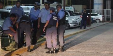 Subió al colectivo sin su carnet de discapacidad y agredió al chofer y a un policía