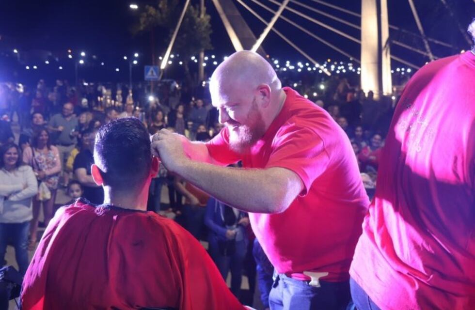 Cortes de pelo a beneficio: comenzó la Maratón de Peluqueros en Carlos Paz