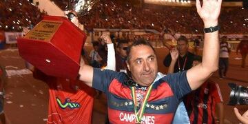 El ex delantero rojinegro trabajará en al formación de jugadores\u002E (Facebook)