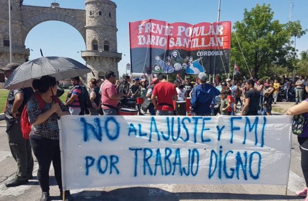Protesta social con corte de media calzada en el Arco de Córdoba