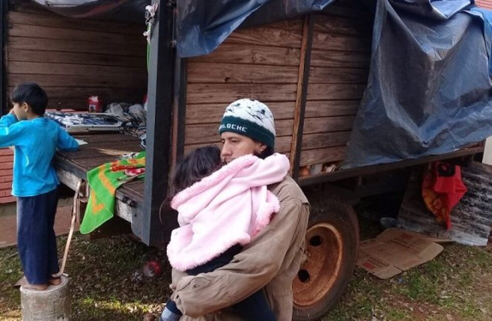 Les quitaron su casa y ahora viven en un camión de carga