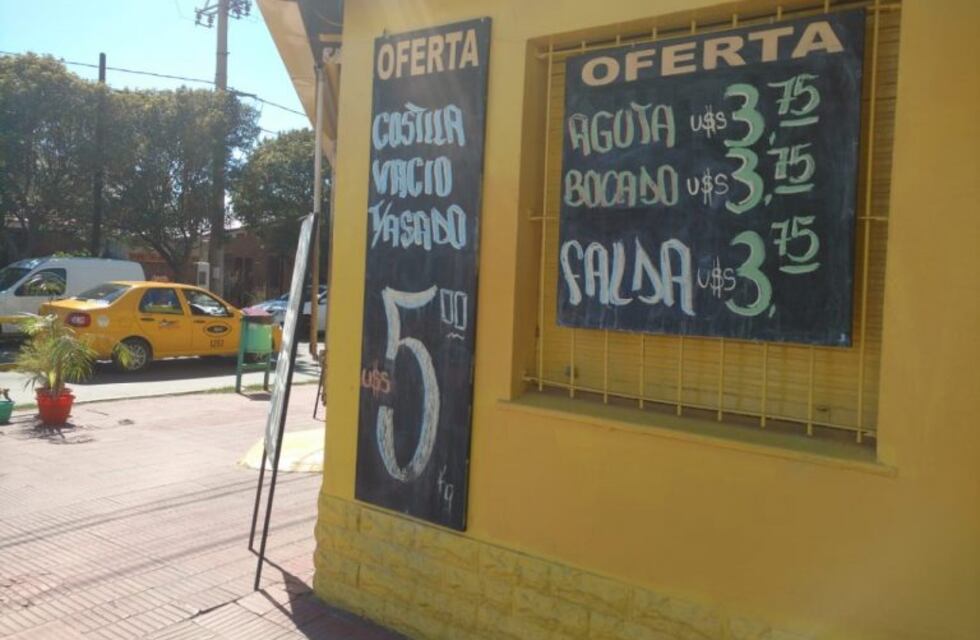 El "mercadito de José" decidió poner el precio de la carne en dólares