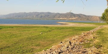 Tarde de primavera a orillas del lago San Roque en Carlos Paz\u002E (Foto: VíaCarlosPaz)\u002E