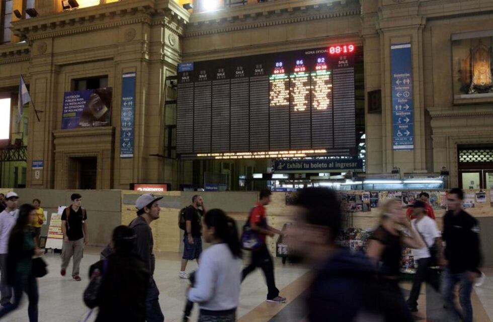 Por el paro de colectivos, la línea de trenes Roca extenderá su horario este jueves por la noche