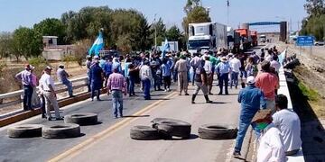 Bloqueo en Desaguadero de productores agropecuarios sobre RN7