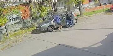 Violento robo en Mar del Plata: se llevaron su auto y 35 mil pesos (Foto: Captura de video)
