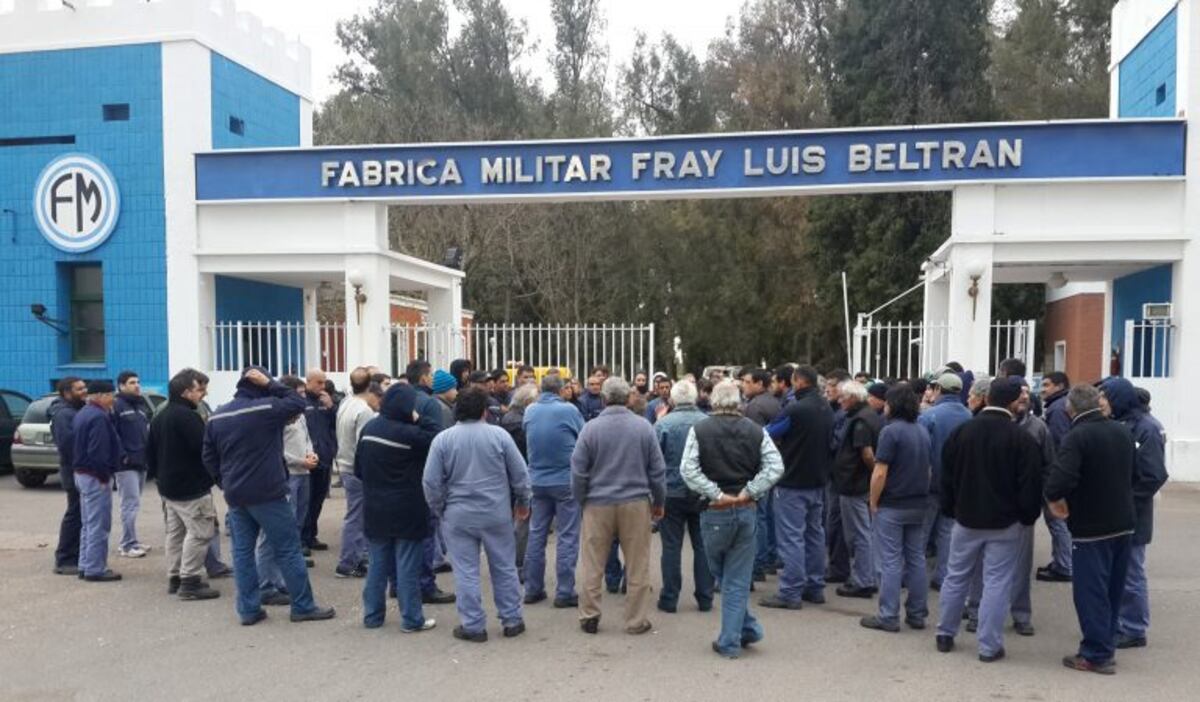EL personal fue a pedir explicaciopnes a las autoridades de la Fábrica Militar de Fray Luis Beltrán\u002E (Archivo)