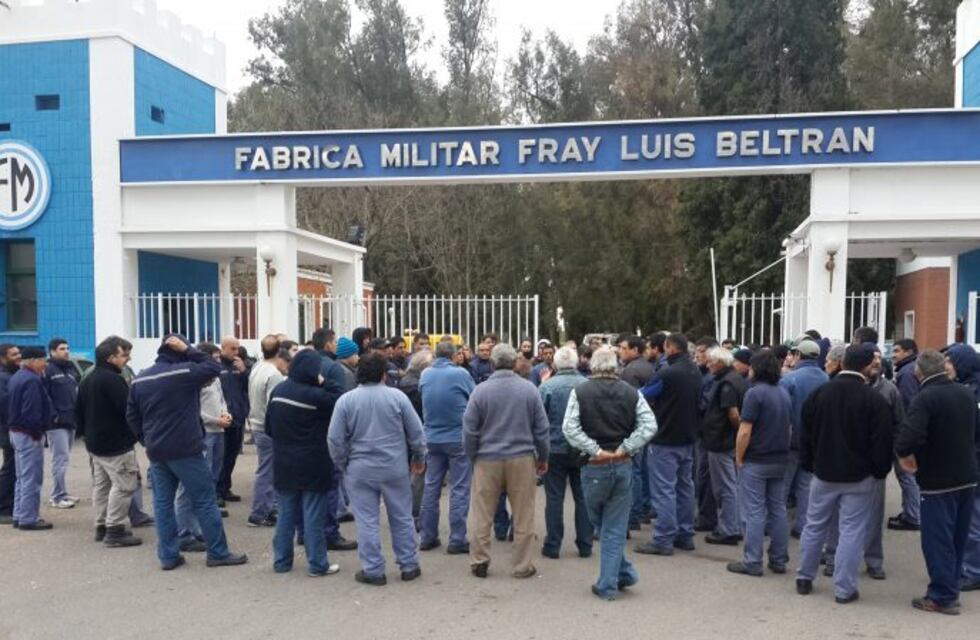 Trabajadores de la Fábrica Militar de Beltrán fueron recibidos por los directivos y temen más despidos