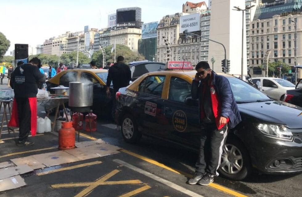 Taxistas se manifestaron contra las aplicaciones de pasajeros frente al Obelisco