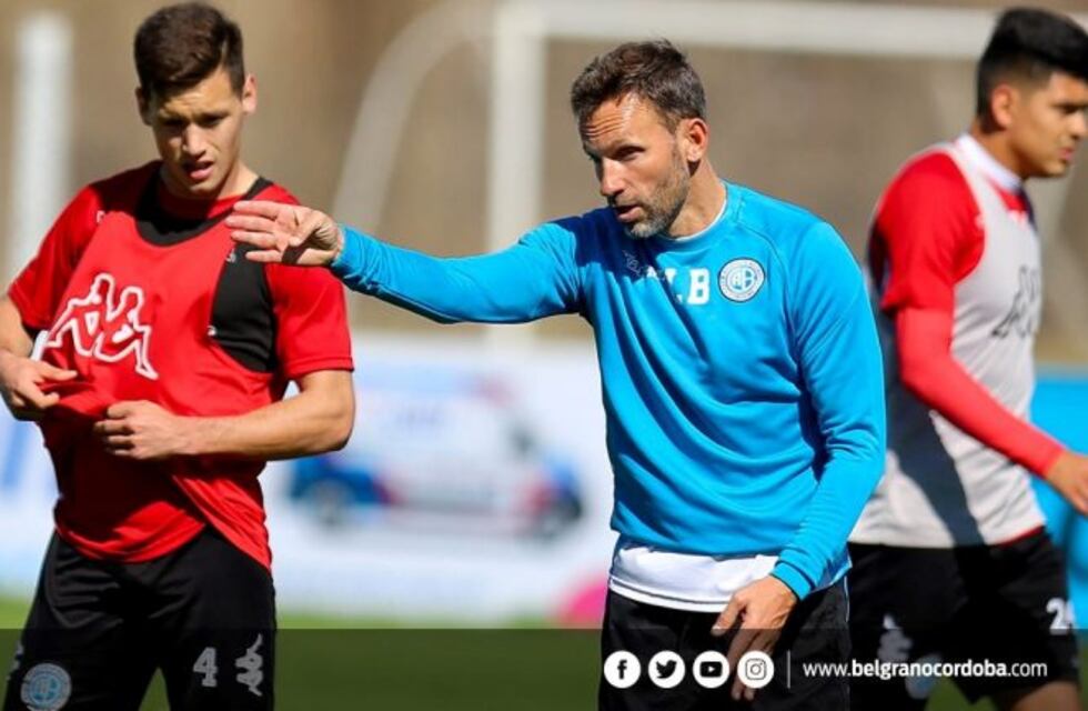 El ensayo de Bernardi, con Jonás Aguirre en el lateral izquierdo