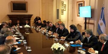 DYN01, BUENOS AIRES, 11/07/2017,  EL PRESIDENTE MAURICIO MACRI ENCABEZÓ ESTA MAÑANA EN LA CASA ROSADA UNA REUNIÓN DEL GABINETE NACIONAL\u002E ESTE ENCUENTRO FUE EL ÚLTIMO DEL QUE PARTICIPARON LOS MINISTROS DE EDUCACIÓN, ESTEBAN BULLRICH, Y DE DEFENSA, JULIO MARTÍNEZ; ADEMÁS DEL TITULAR DE LA UNIDAD PLAN BELGRANO, JOSÉ CANO, QUIENES DESDE EL PRÓXIMO VIERNES DEJARÁN SUS CARGOS PARA COMPETIR EN LAS PRÓXIMAS ELECCIONES LEGISLATIVAS\u002E FOTO:DYN/PRESIDENCIA