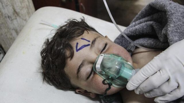 S6 IDLIB (SIRIA), 04/04/2017.- Un niu00f1o recibe tratamiento mu00e9dico tras un supuesto ataque quu00edmico contra la localidad de Jan Shiju00fan, en el sur de la provincia septentrional de Idleb, en Siria, hoy, 4 de abril de 2017. Una fuente militar siria de alto rango