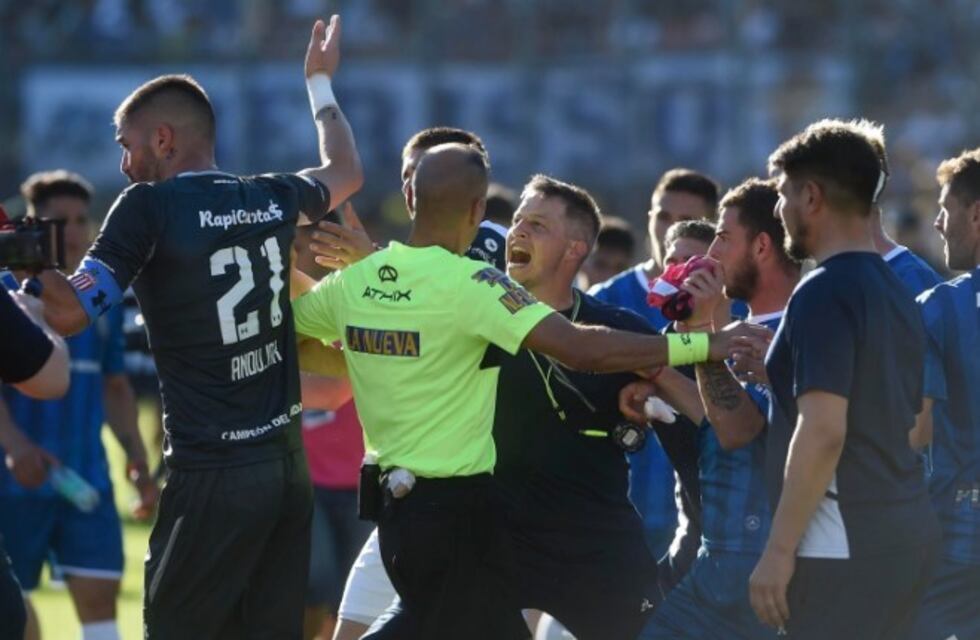 Duro cruce entre los capitanes del "Pincha" y el "Lobo" luego del clásico platense