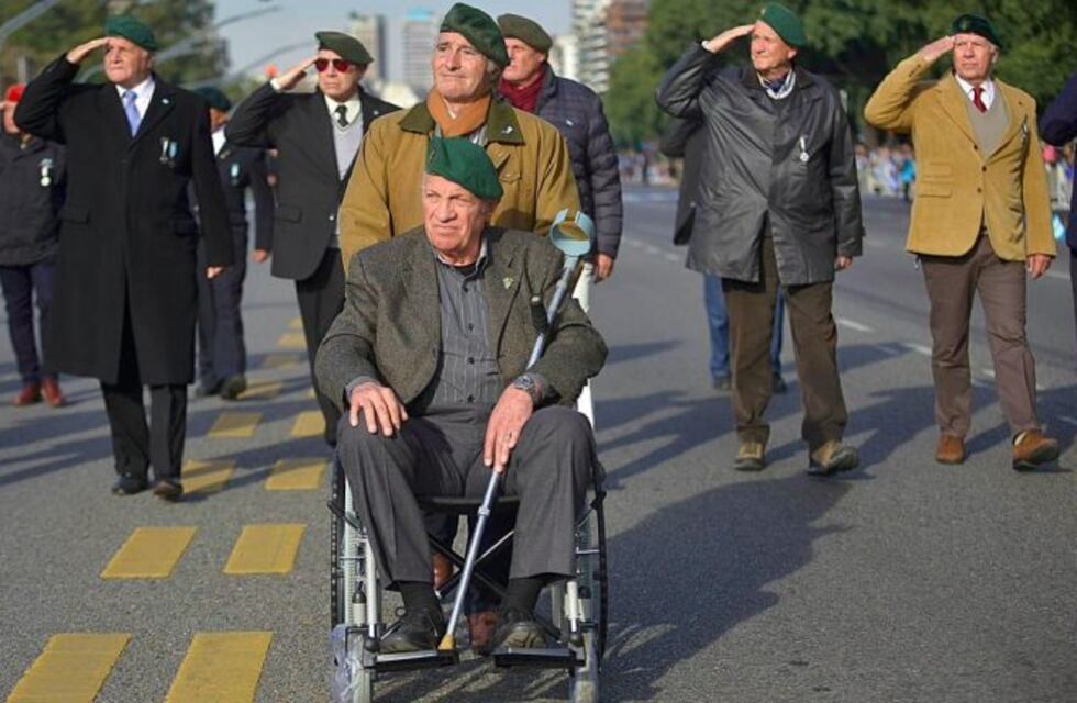 Aldo Rico desfiló otra vez junto a los veteranos de Malvinas