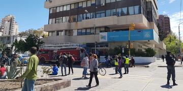 Tensión en el centro: despedidas de la muni se rociaron con nafta y amenazan con prenderse fuego a lo bonzo