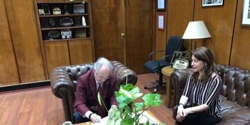 Los representantes de las Casa de Altos Estudios en la firma de Convenio (Facultad de Ciencias Económicas UNT\u002E Web)