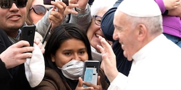 Vatican City (Vatican City State (holy See)), 26/02/2020\u002E- Pope Francis greets the faithful, many of whom are wearing medical face masks due to the ongoing coronavirus outbreak in Italy, during his weekly General Audience in St\u002E Peter's Square at the Vatican, 26 February 2020\u002E (Papa, Italia) EFE/EPA/MAURIZIO BRAMBATTI