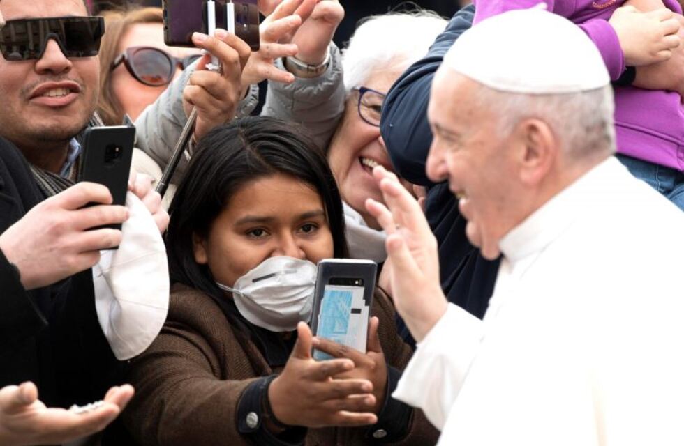 En pleno brote de coronavirus en Italia, el papa Francisco canceló una misa en Roma por enfermedad "leve"