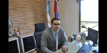 El juez Martín Brites autorizó la prisión domiciliaria del acusado de abusar de su hijo,