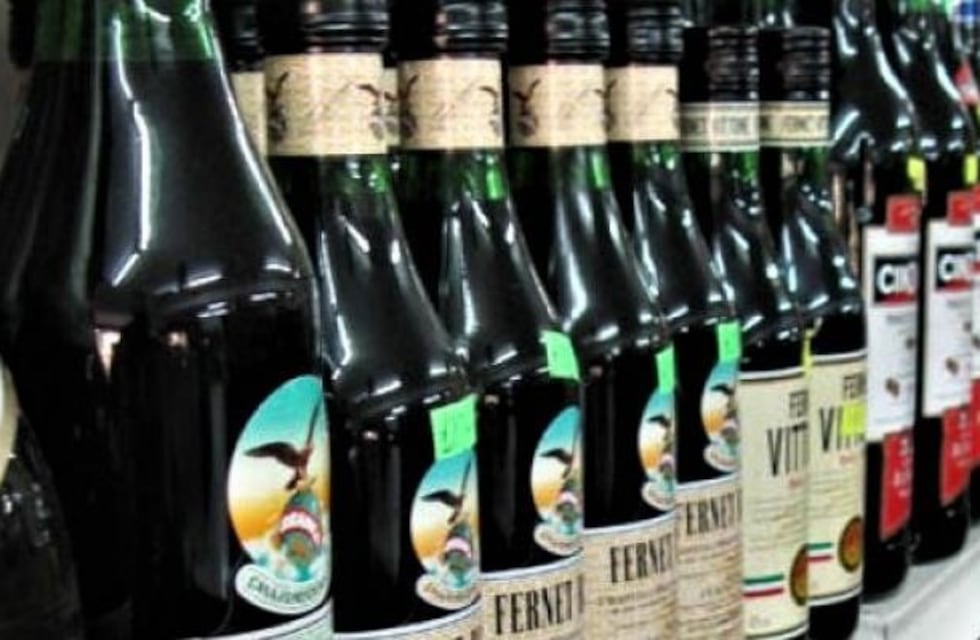 Preparaban la previa: las detuvieron con 7 botellas de Fernet escondidas en la cintura