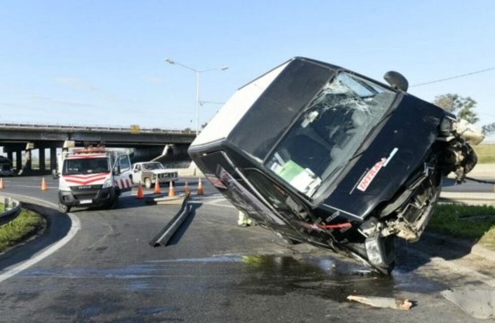 Un conductor zafó tras el vuelco de su camioneta y sólo sufrió lesiones en una de sus rodillas