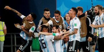 Los jugadores festejan tras el gol de Marcos Rojo