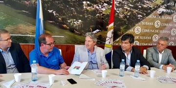 El Ministro José Garibay hace entrega del proyecto ejecutivo para la red de agua potable al presidente comunal de Susana, Alejandro Ambort (web)