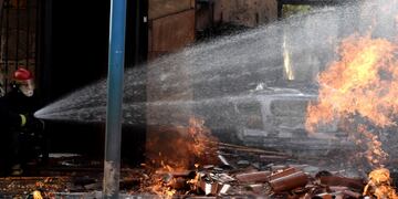 Se incendió una casa de Maipú, donde funcionaba una rotisería. El dueño murió.