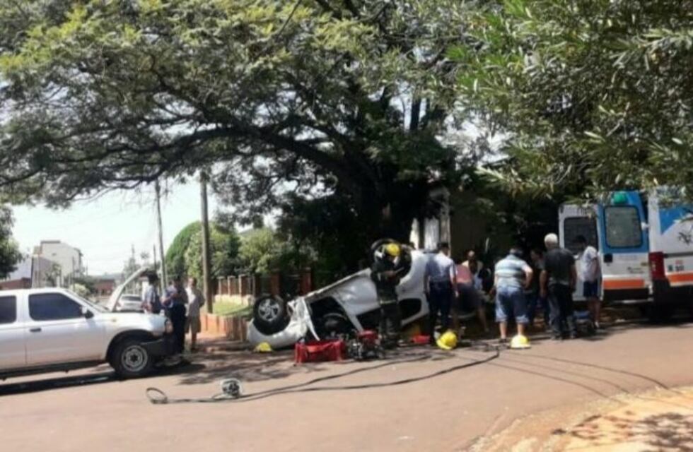 Chocaron dos autos y uno terminó volcando en pleno centro de Alem