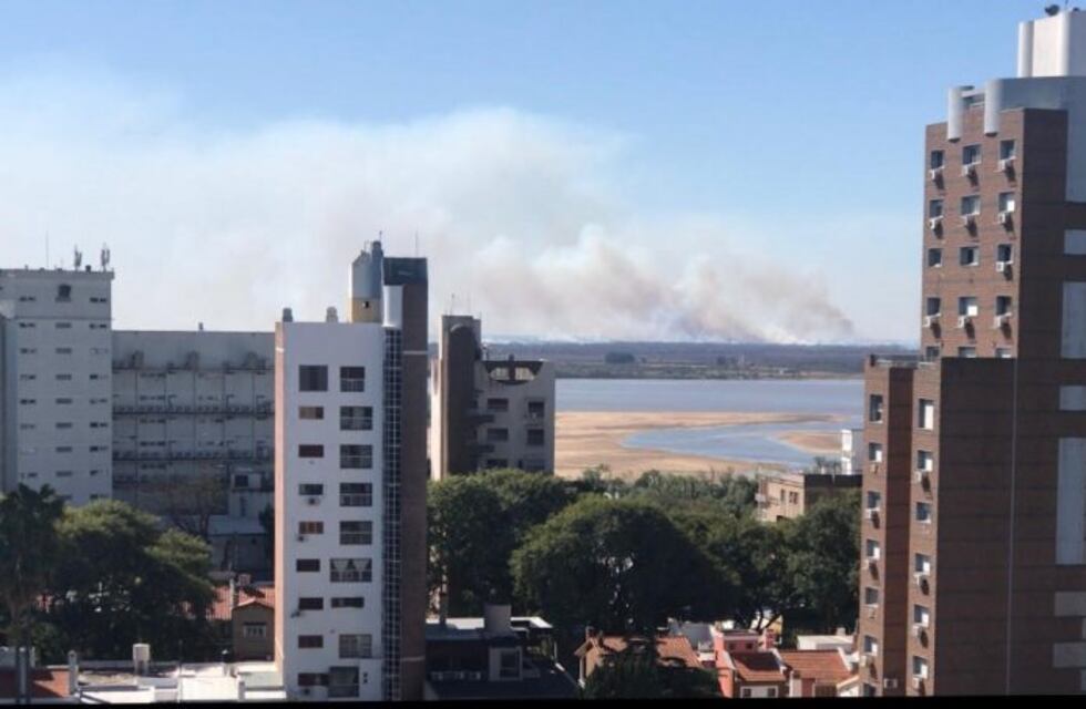 Otra vez un espeso humo cubrió a la ciudad de Paraná