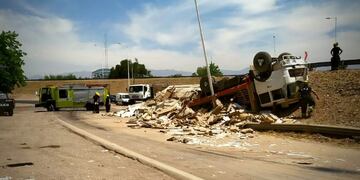 El camión cargado de porcelanatos quedó volcado en la banquina\u002E