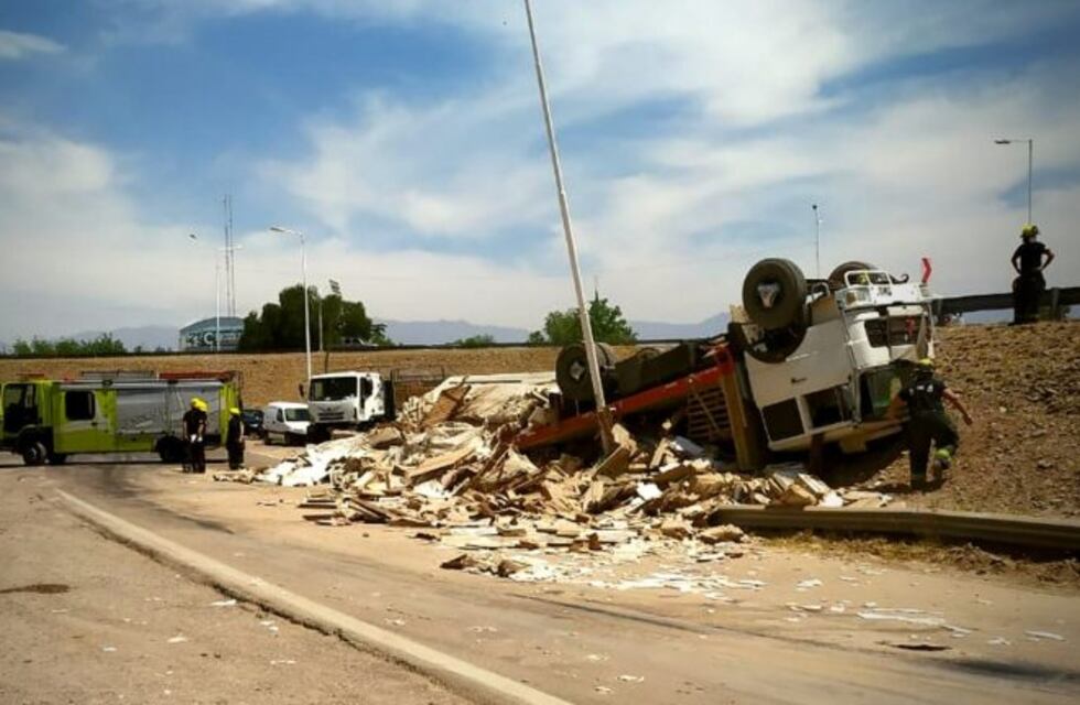 Aparatoso vuelco de un camión en el acceso Sur