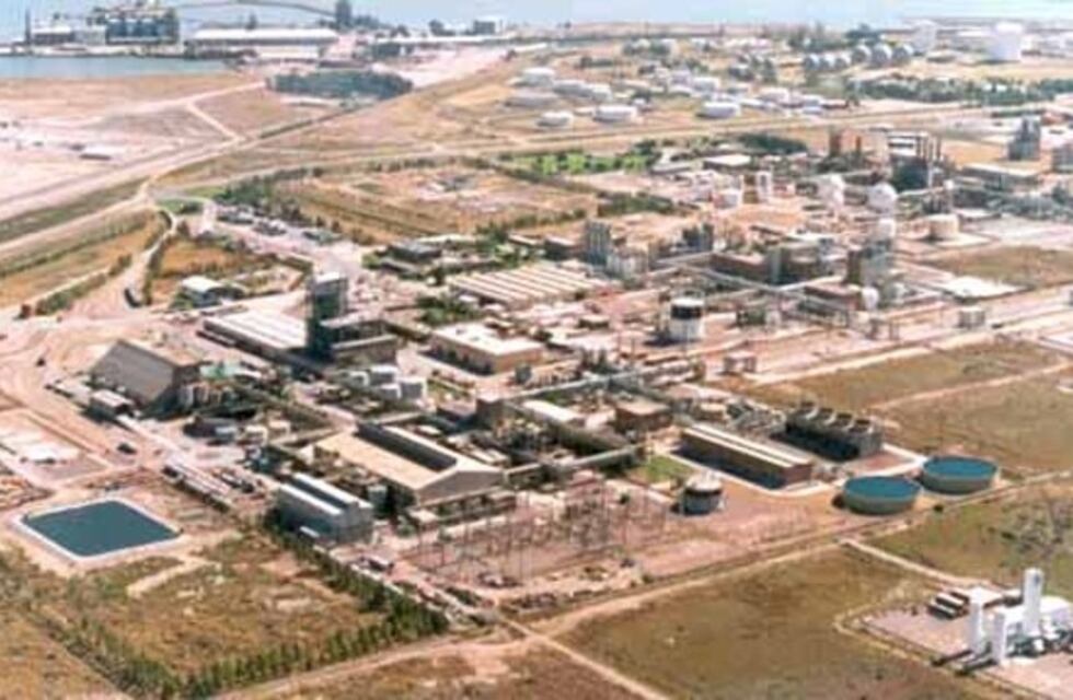 Infraccionaron a la refinería Bahía Blanca por olores molestos