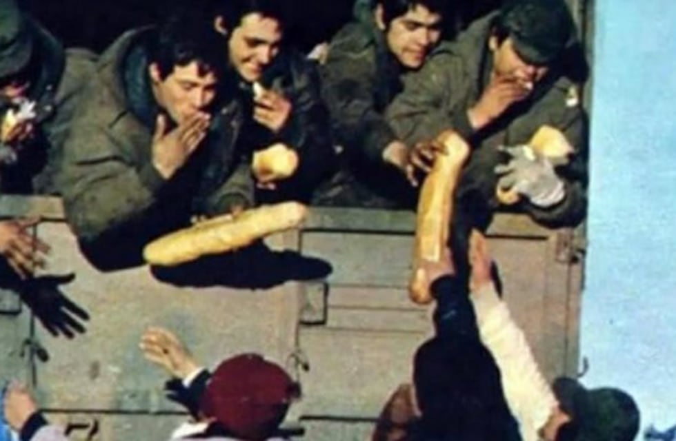 Emocionante video: homenajearon a dos veteranos de Malvinas en pleno vuelo hacia Puerto Madryn