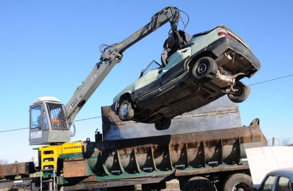 Una familia fue a retirar su auto al corralón y le dijeron que se lo habían compactado