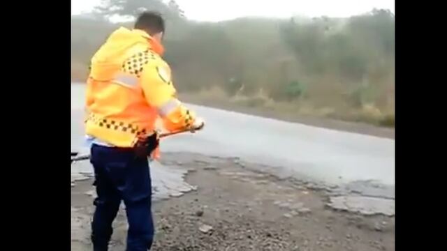 Efectivos de la Policía Caminera tapan baches en la Ruta 9 Norte\u002E (Captura video)