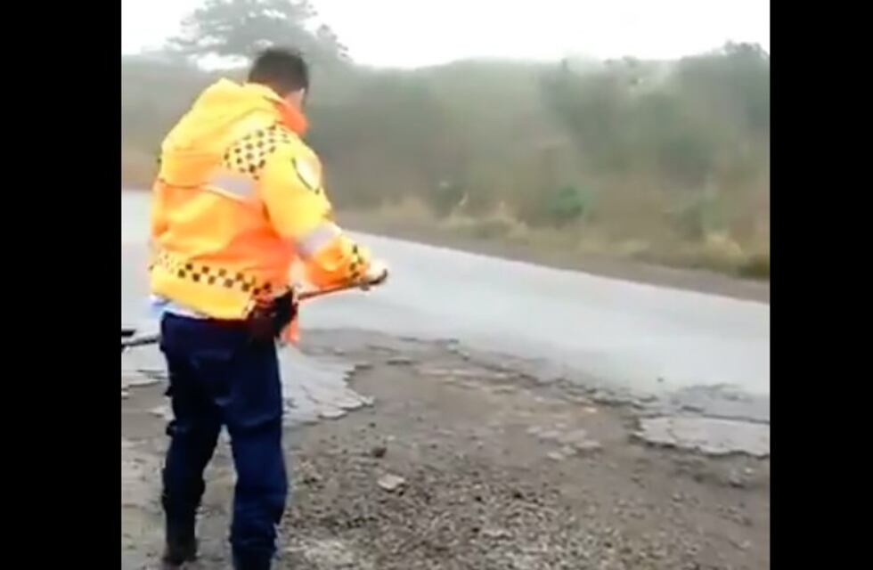 Video viral: policías de la Caminera tapan baches en la Ruta 9 Norte