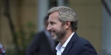 BAS100. BUENOS AIRES (ARGENTINA) 25/01/2017.- El ministro del Interior de Argentina, Rogelio Frigerio, durante la presentaciu00f3n del sistema de Informaciu00f3n Anticipada de Pasajeros, que obliga a las lu00edneas u00e1reas a brindar datos sobre los viajeros para conocer si una persona es requerida por la Justicia y asu00ed poder rechazar su ingreso al pau00eds, hoy miu00e9rcoles 25 de enero de 2017, en la sede de Migraciones en Buenos Aires. EFE/David Fernu00e1ndez