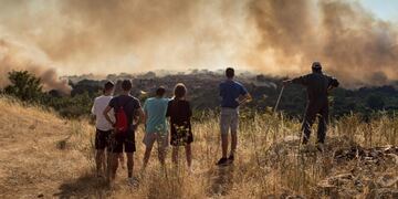 Grupo de vecinos observa un incendio\u002E