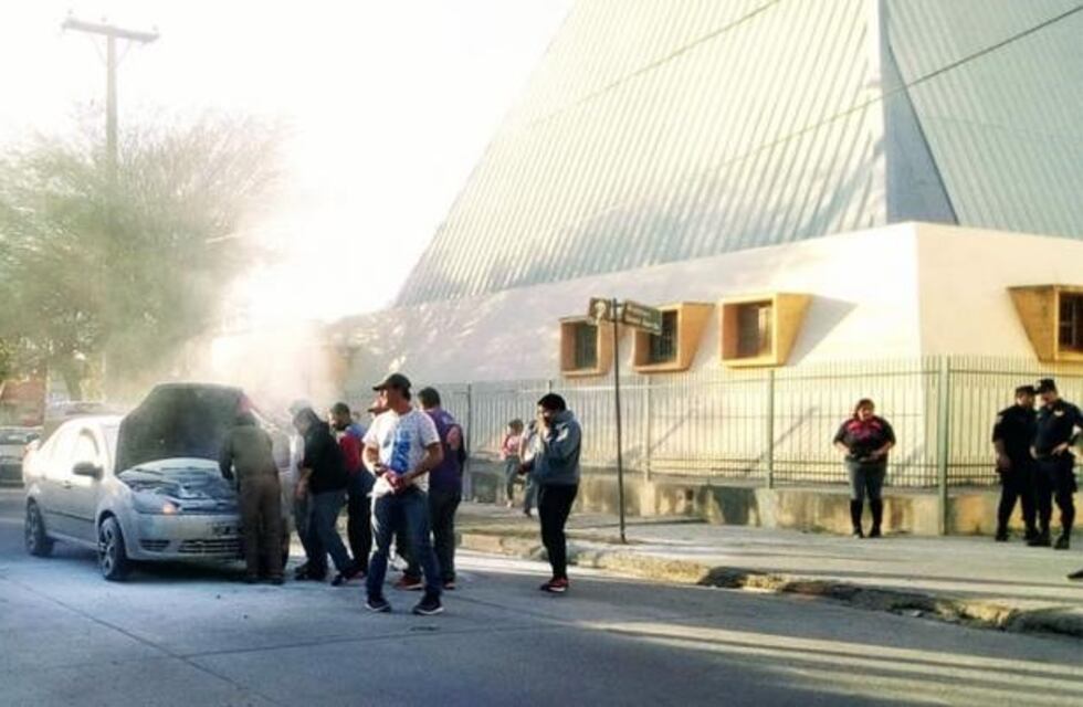 Se incendió un auto con votantes al frente de un colegio