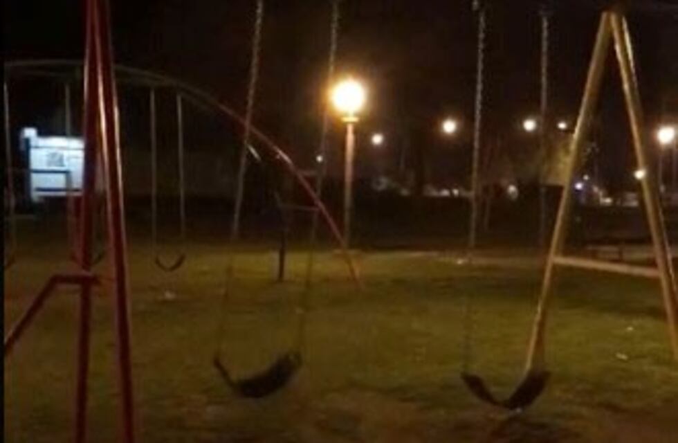 Como en Firmat: filmaron una hamaca que se mueve sola en una plaza nicoleña