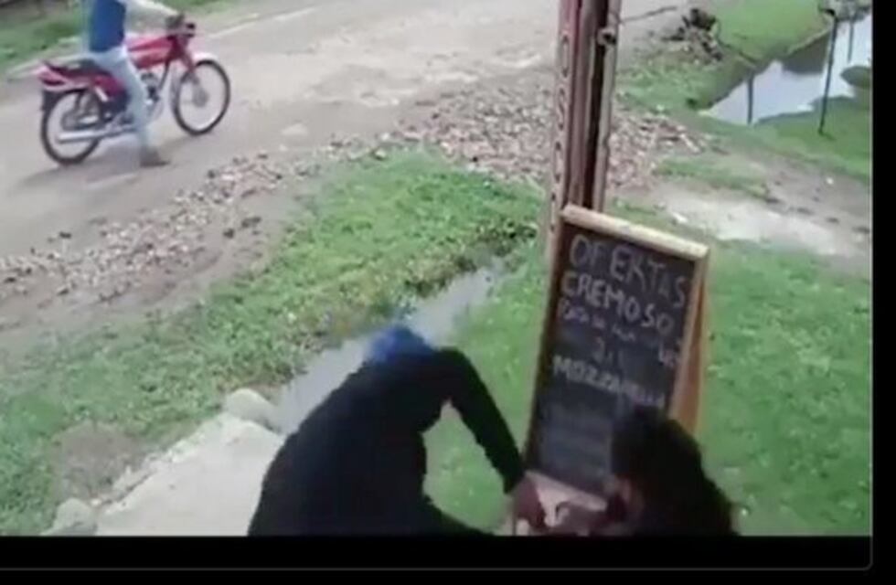 Una joven fue arrastrada por motochorros frente a un kiosco en Moreno