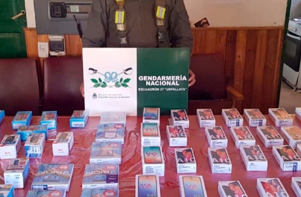 Incautan más de medio millón de pesos en celulares