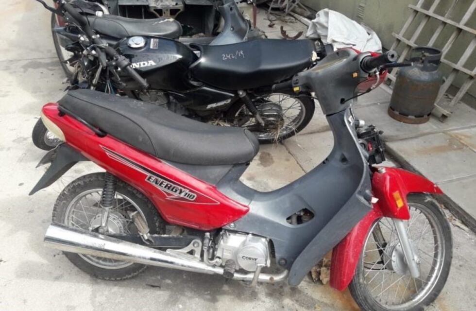 Una mujer caminaba por la costanera de Arroyito y encontró una moto abandonada